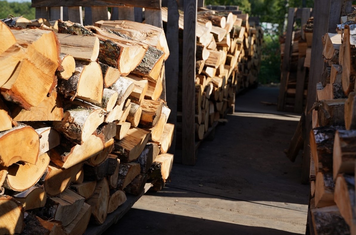 Suszone drewno kominkowe gotowe do sprzedaży